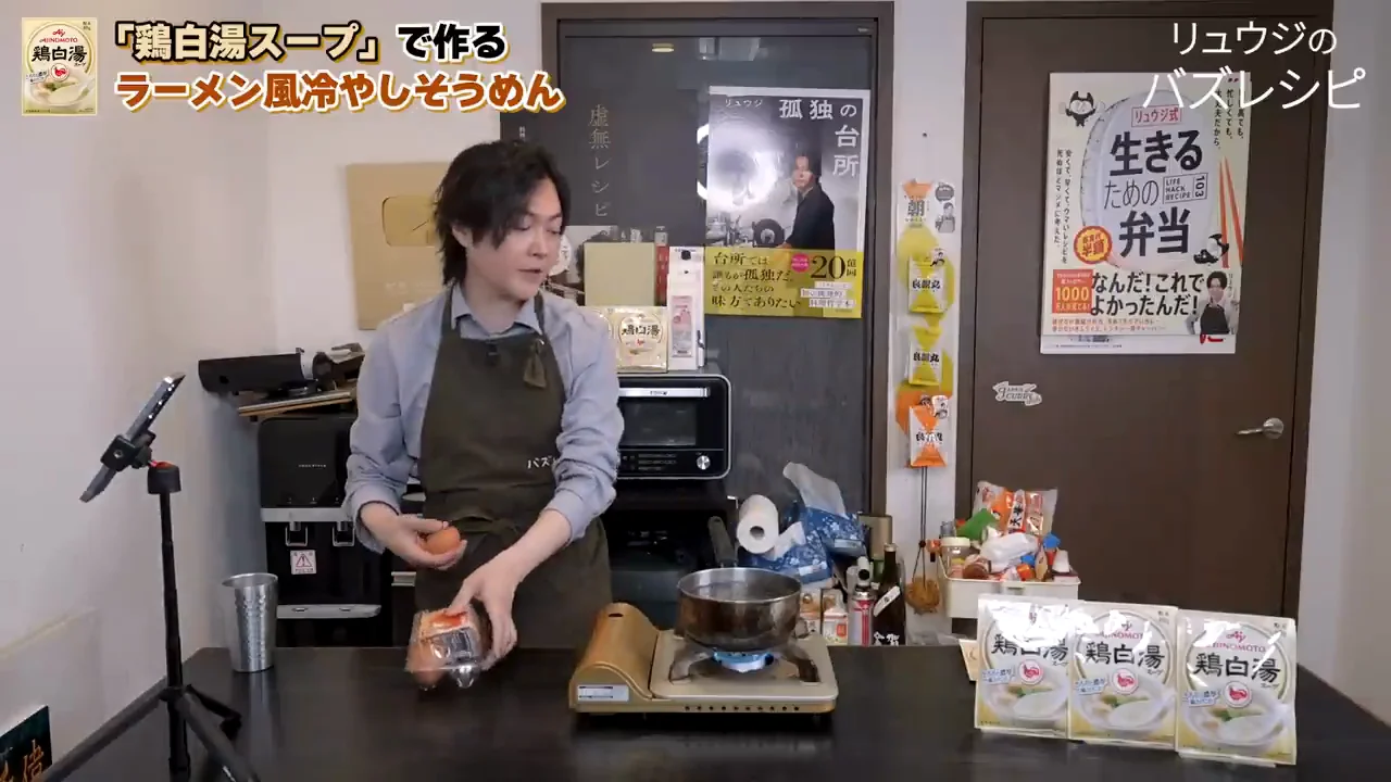 具材の準備:半熟卵・レンジ蒸し鶏・冷凍オクラ