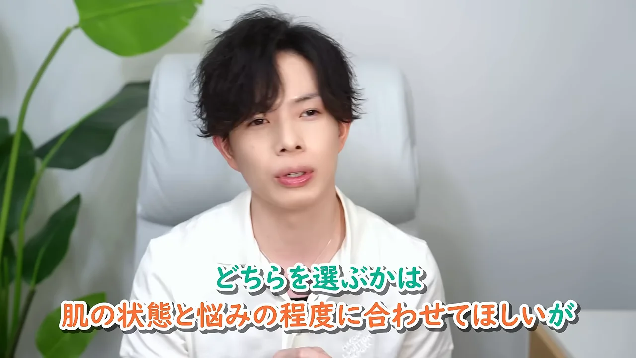 白い服を着た男性が椅子に座ってカメラに向かって話しています。