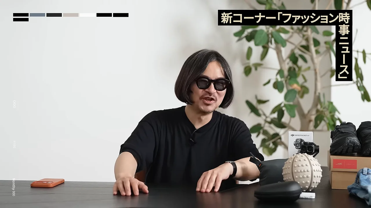 机に手を置いて前を向く男性