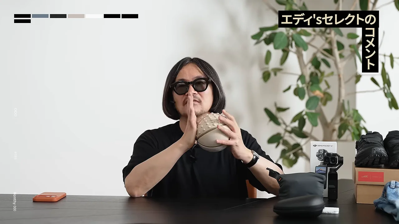 丸い球体を両手で持って構える男性