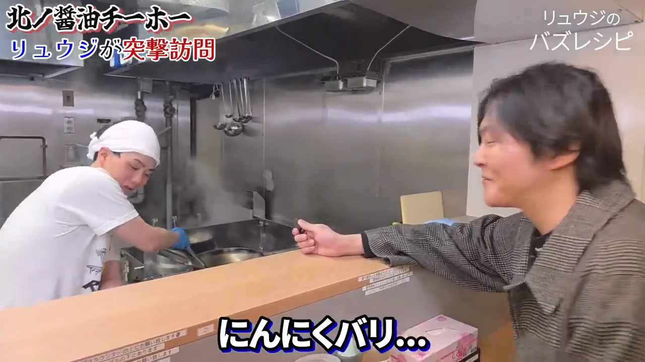 調理工程:ニンニクと挽肉を炒め、醤油スープで一気に仕上げる