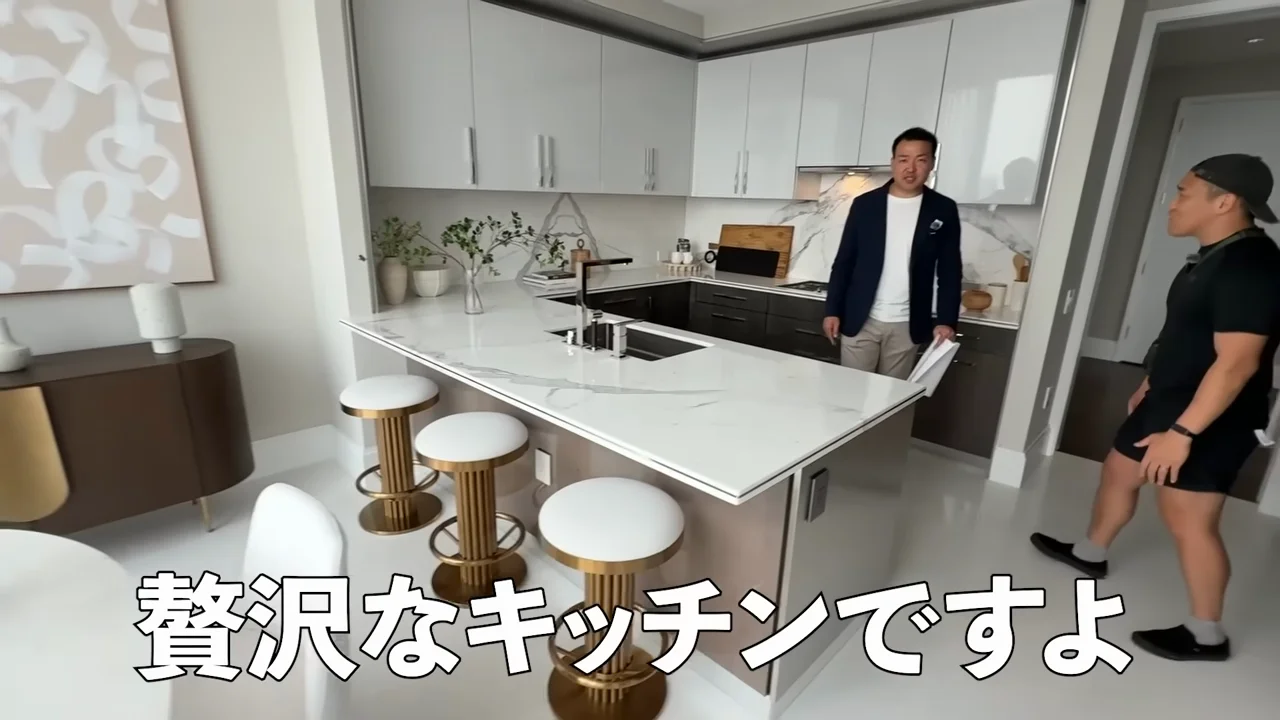 壁面冷蔵庫とワインセラーのキッチン