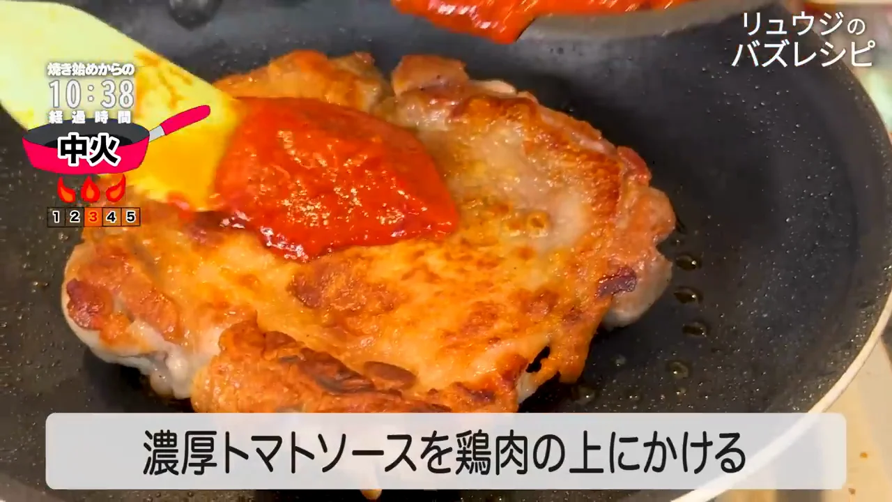 ソースとチーズをのせて仕上げる