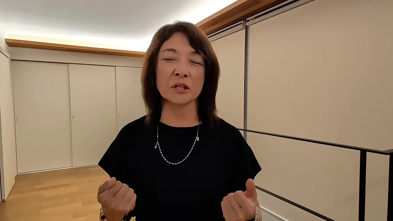 女性が胸の前で両手を握りしめながら語りかけています。