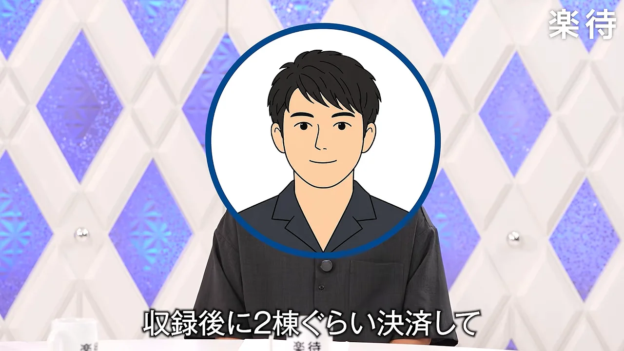 顔部分に男性のイラストアイコンが重ねられた人物がスタジオの席に座っている様子。