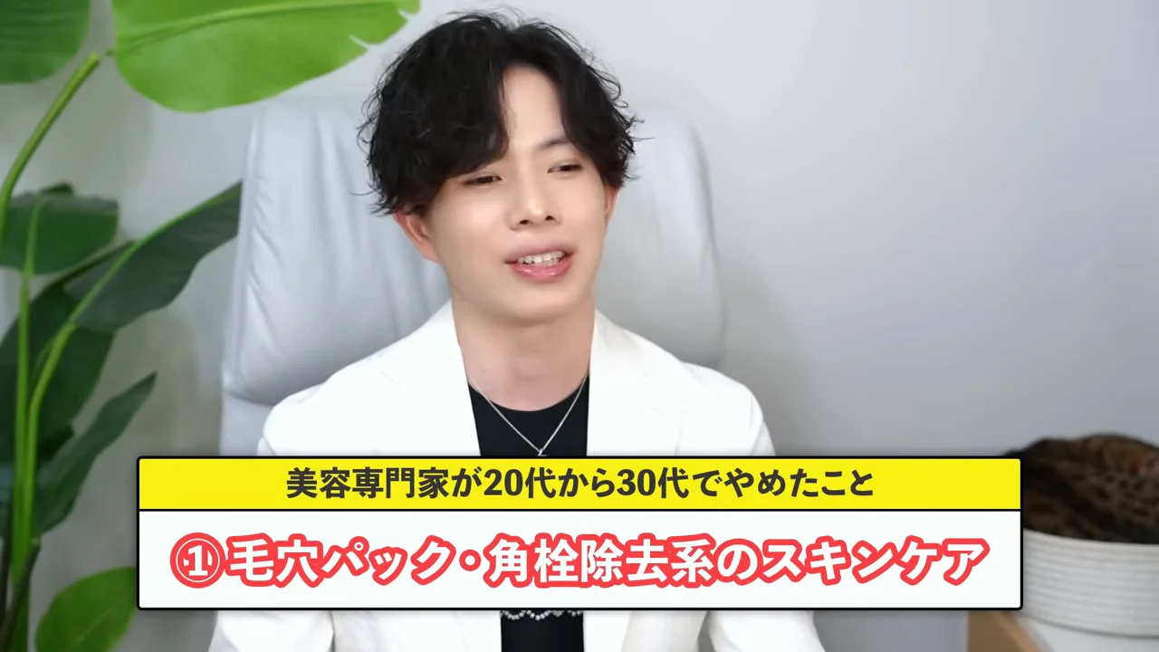 白いジャケットを着た男性が椅子に座ってカメラに向かって話しています。