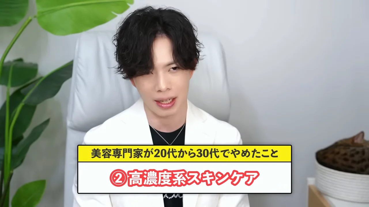 白いジャケットを着た男性が前を向いて話しています。
