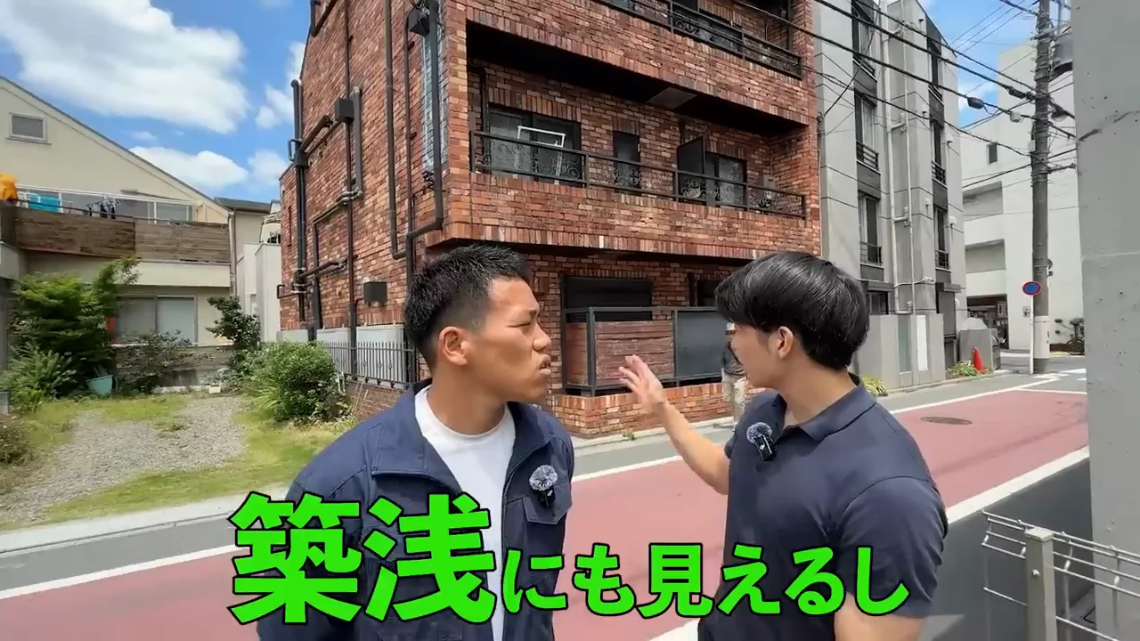 レンガ調の外観と、エレベーターのない4階