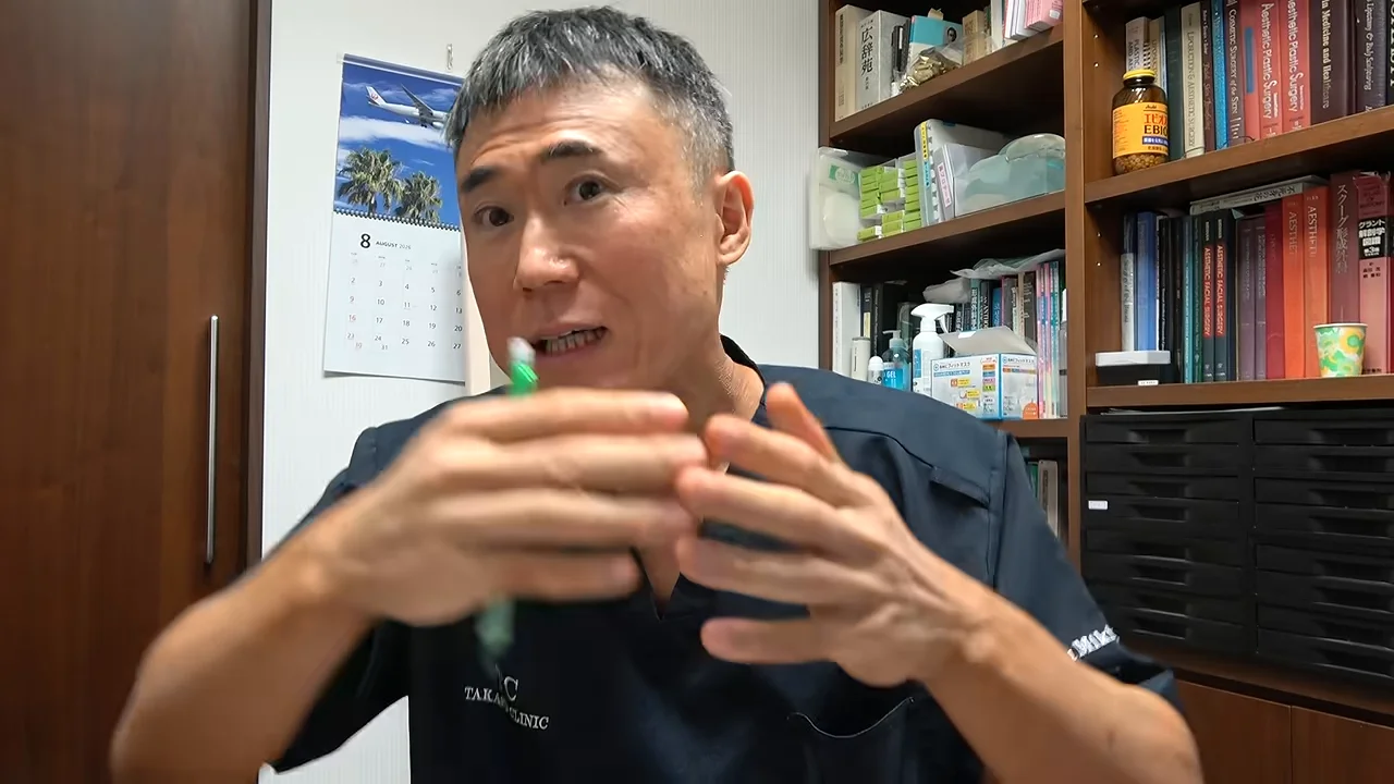 両手を胸の前で動かしながら熱心に語る男性