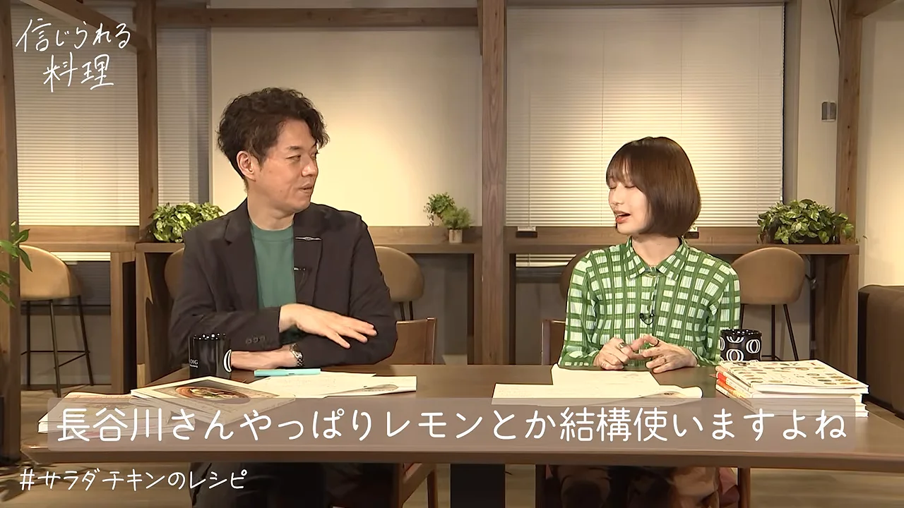 テーブルを挟んで互いを見ながら会話を交わしている男女の様子