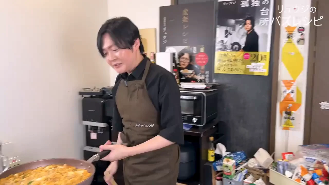 一発で盛り付け、卵黄と金箔で仕上げる