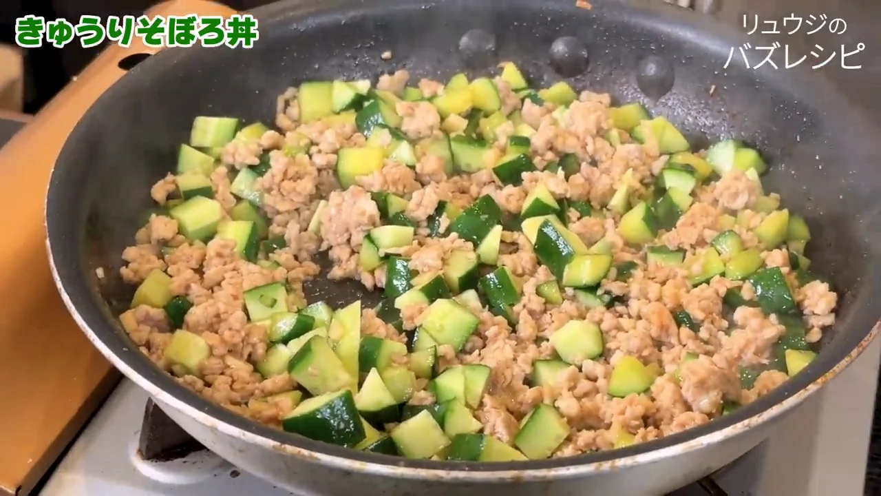卵を落として蒸し焼きにする