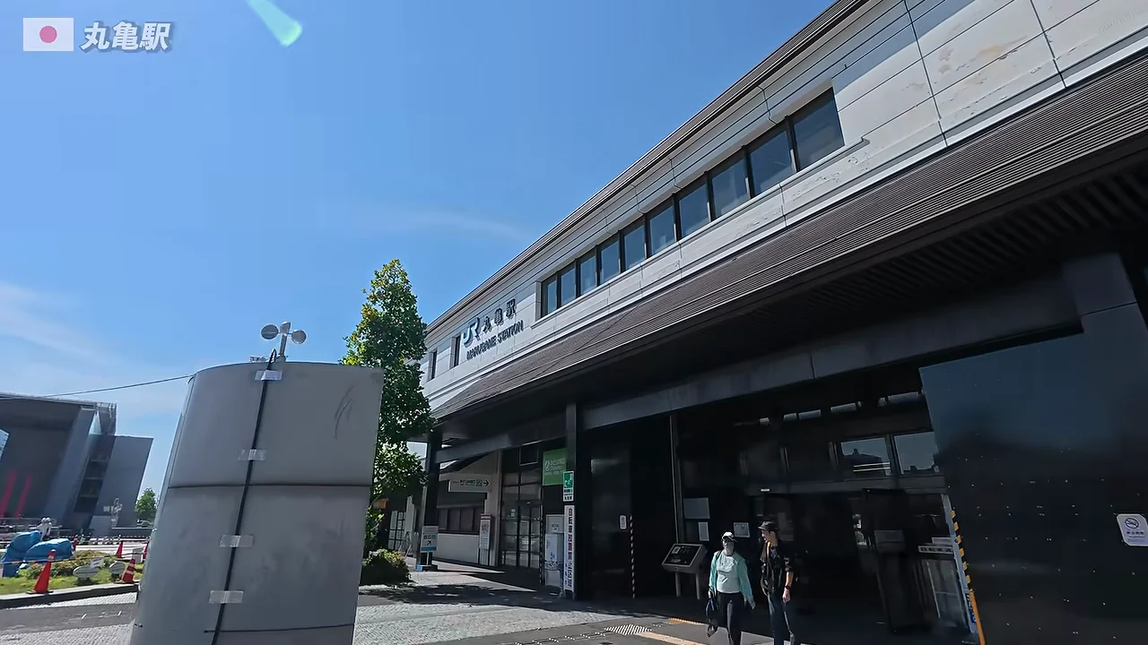 ローカル線で琴平へ、レトロな駅と静かな町