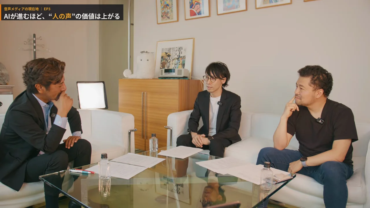 観光名所を巡る日本人、何もない丘を撮る外国人