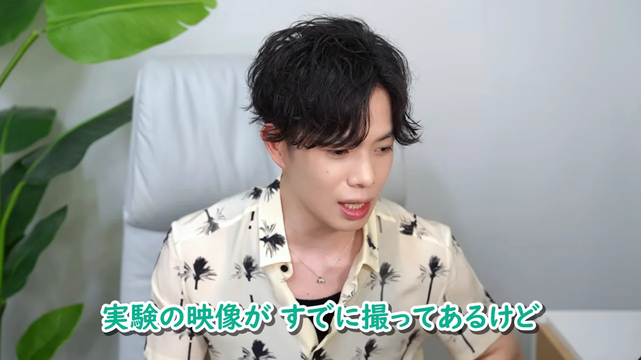 椅子に座った男性がカメラに向かって語りかけている様子。