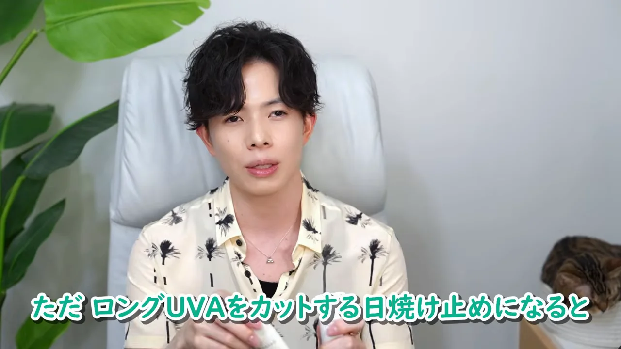 男性が日焼け止めボトルを手に持ちながら説明している様子。