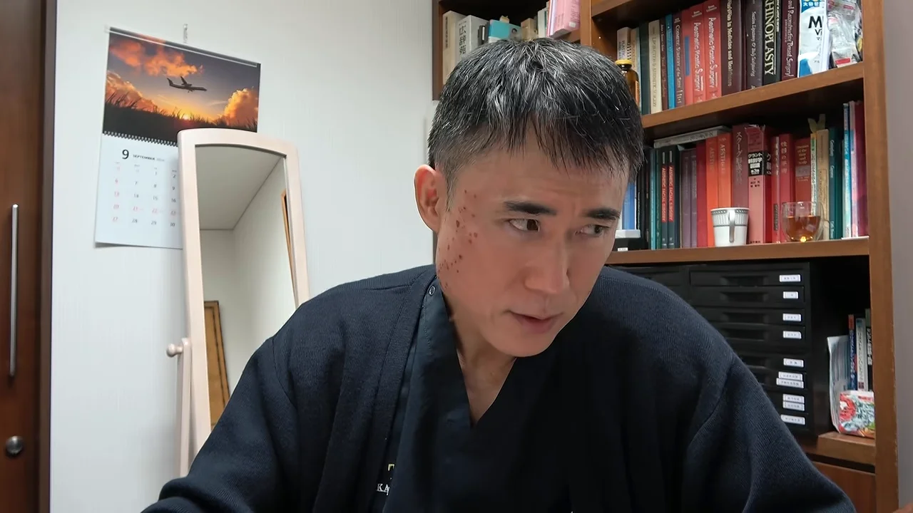 視線を前に向け、真剣な表情で話している男性。