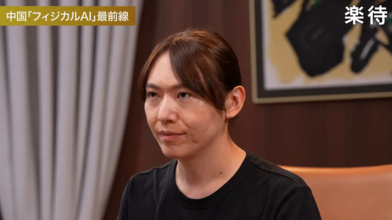 黒いTシャツを着た人物が斜め前方を見つめている様子。