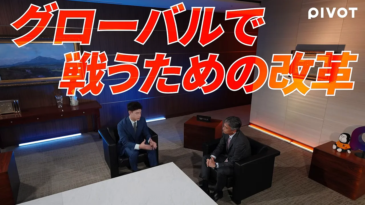 スタジオで二人の男性が向かい合って対談を行っています。