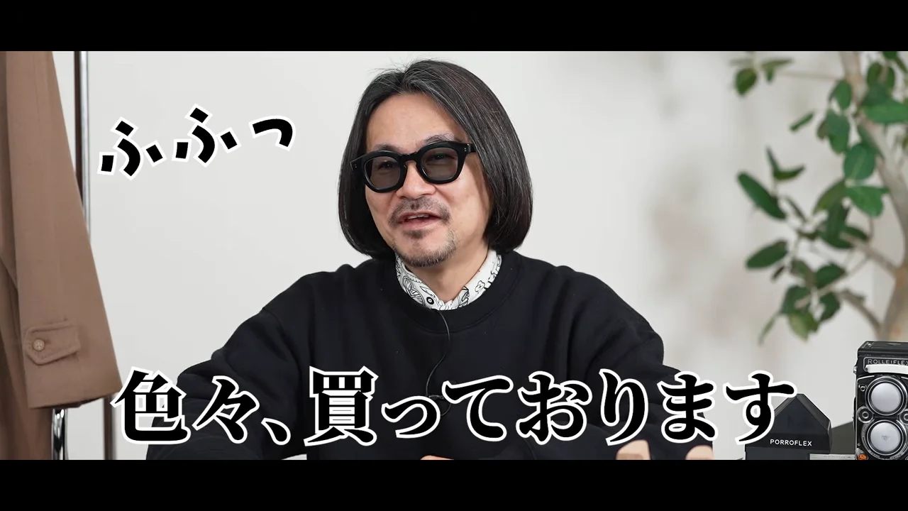黒い眼鏡をかけた男性がカメラに向かって話している様子