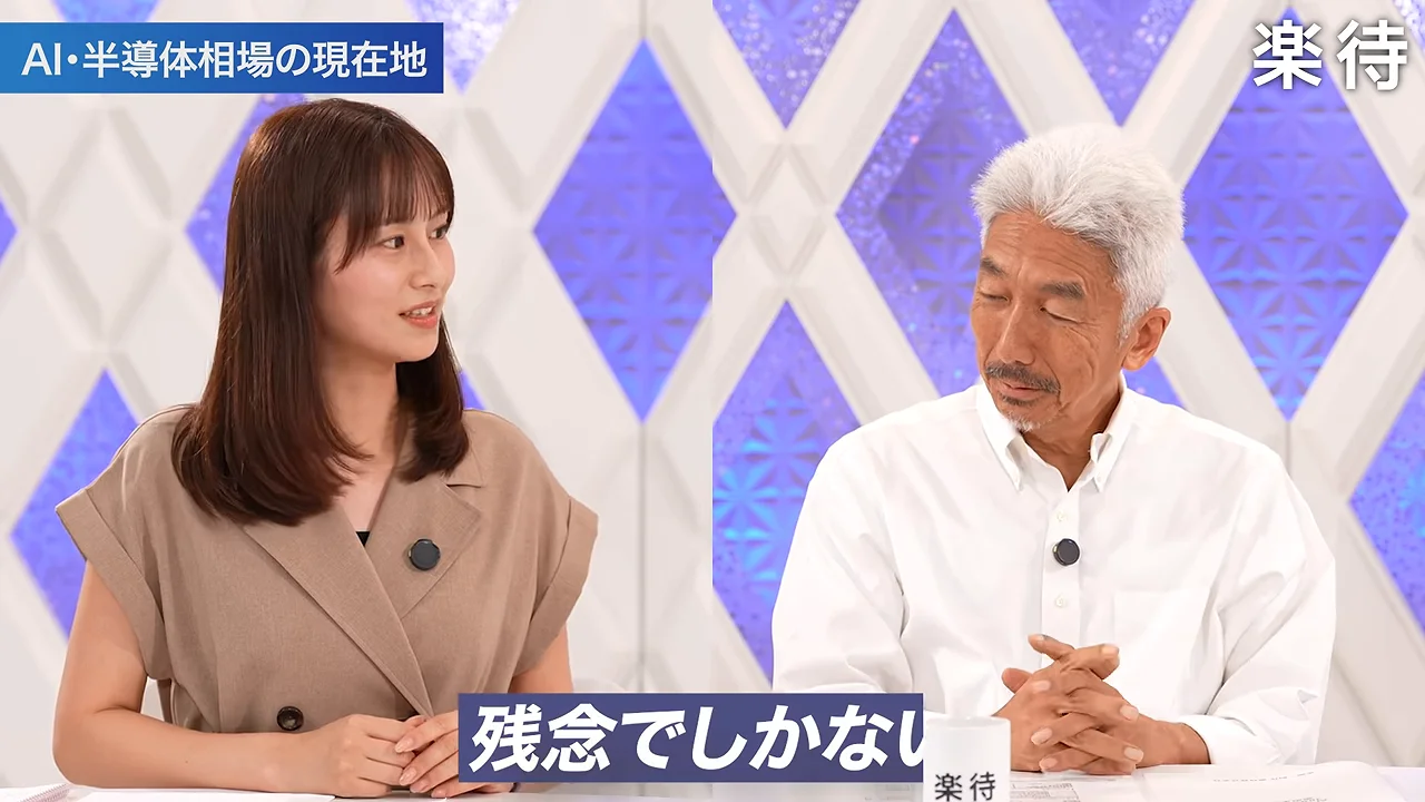 茶色い服を着た女性と白髪の男性が並んで座り、言葉を交わしています。