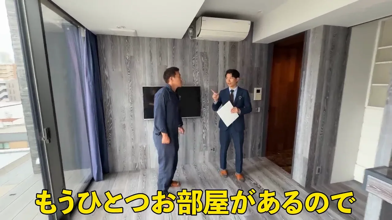 隠し扉の先は素朴な和室