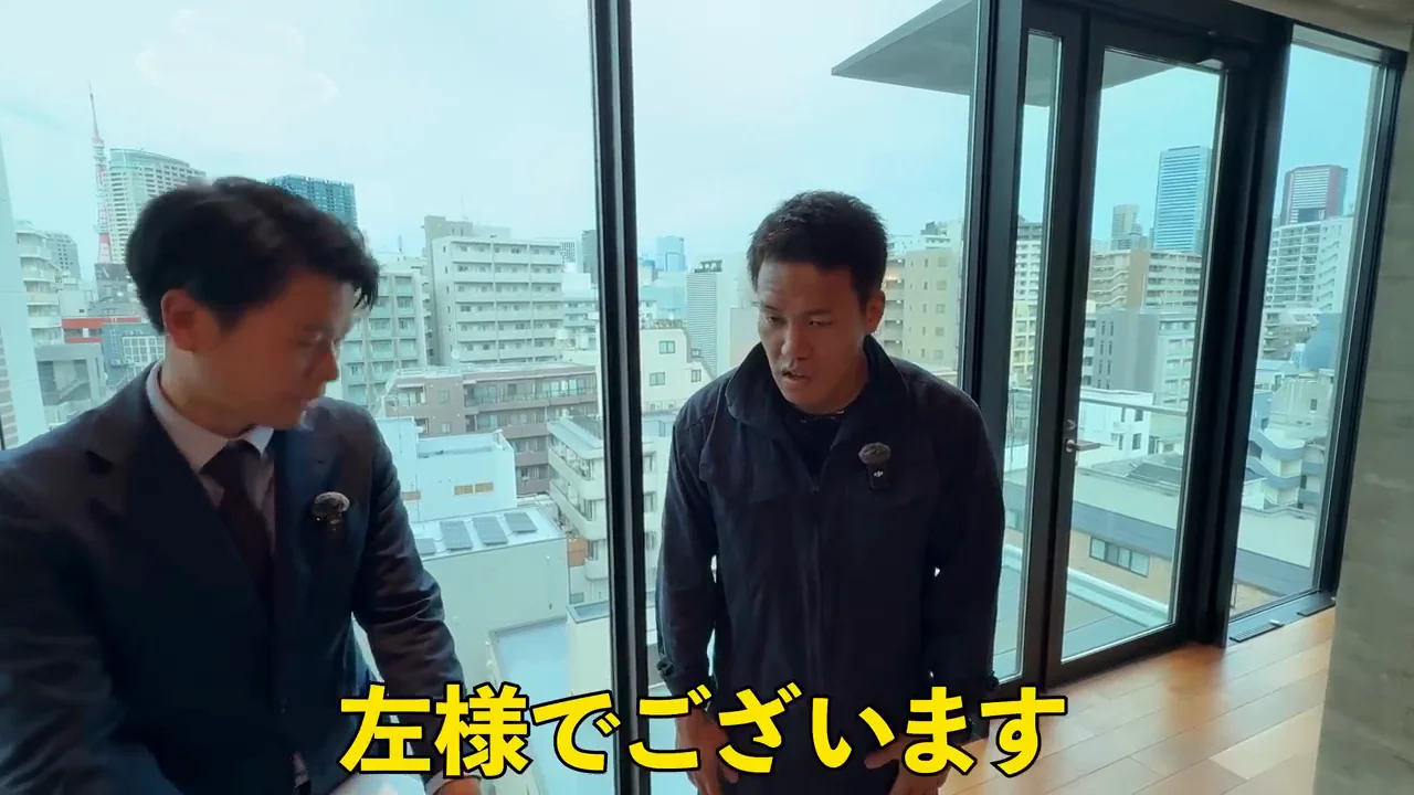 角の丸いダイニングテーブルとシャンデリア