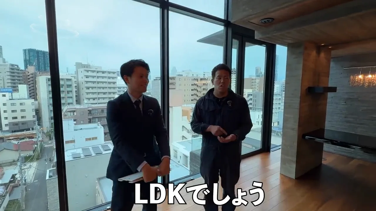 仕切られたコの字型キッチン