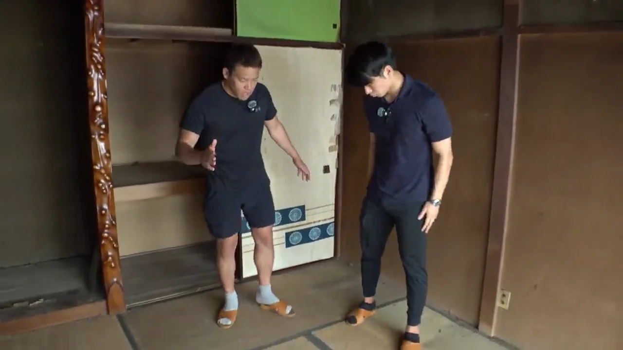 二つ目の部屋：外に向かって開く襖